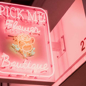 percetakan bandung, percetakan di bandung, cetak buku bandung, cetak brosur bandung, percetakan online bandung, percetakan murah bandung, cetak kalender bandung. Branding dan Promosi Visual dengan Neon Box Akrilik Bandung