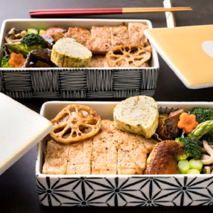 percetakan bandung, percetakan di bandung, cetak buku bandung, cetak brosur bandung, percetakan online bandung, percetakan murah bandung, cetak kalender bandung. Harga Cetak Box Nasi: Ternyata Ini Faktor Keekonomisan Kemasan