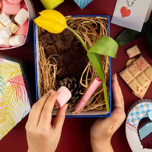 percetakan bandung, percetakan di bandung, cetak buku bandung, cetak brosur bandung, percetakan online bandung, percetakan murah bandung, cetak kalender bandung. Custom Box Hampers Bandung Solusi Kemasan Eksklusif untuk Hadiah, Hampers, dan Branding
