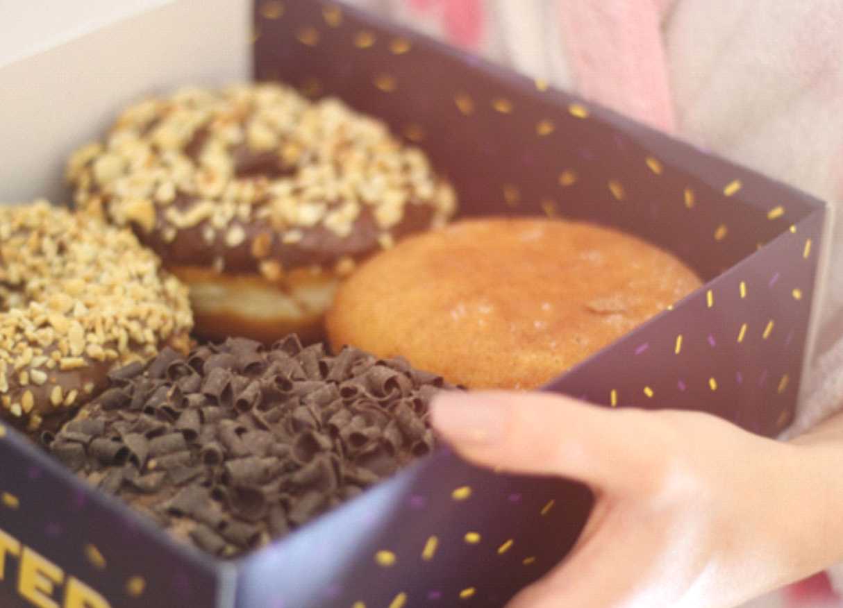 percetakan bandung Material Terbaik untuk Cetak Dus Donat Murah, Wajib Tahu! Saat cetak dus donat murah, material adalah salah satu hal yang perlu Anda perhatikan. Ketika dus makanan yang Anda pesan menggunakan material terbaik