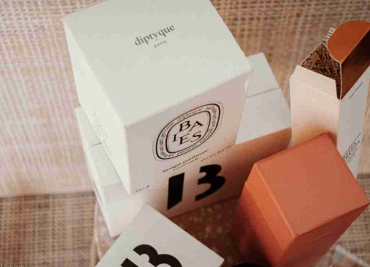 percetakan bandung Jasa Cetak Box Custom: Inilah Kelebihan dan Jenis-Jenisnya! Cetak box custom kini menjadi solusi populer bagi bisnis yang ingin memberikan sentuhan personal pada kemasan produknya. Dengan desain yang dapat disesuaikan,