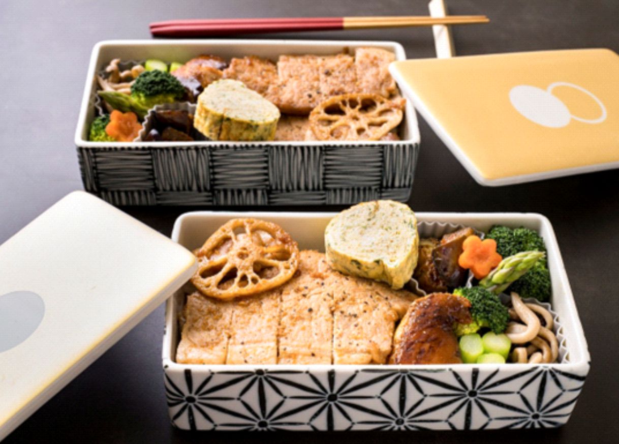 percetakan bandung Harga Cetak Box Nasi: Ternyata Ini Faktor Keekonomisan Kemasan Harga cetak box nasi menjadi sesuatu yang tidak boleh luput untuk dipikirkan oleh produsen nasi kotak. Karena dus kemasan nasi kotak turut memberi andil dalam menarik konsumen.