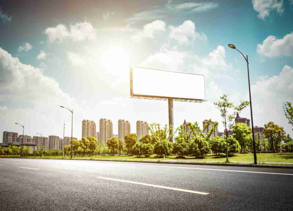 percetakan bandung 10 Manfaat Billboard Jalan, Sudah Tahu? Billboard jalan telah menjadi salah satu media iklan yang paling efektif dalam menarik perhatian pengguna jalan. Dengan posisinya yang strategis di lokasi-lokasi yang memiliki lalu lintas tinggi,