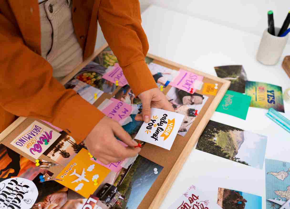percetakan bandung Cetak Stiker Bandung Solusi Cetak Berkualitas untuk Kebutuhan Promosi dan Identitas Bisnis Di Bandung, kota yang dikenal sebagai pusat kreativitas dan industri kreatif, layanan cetak stiker Bandung menjadi sangat diminati oleh pelaku bisnis, komunitas, hingga perorangan. Mulai dari keperluan promosi produk, label kemasan, souvenir acara