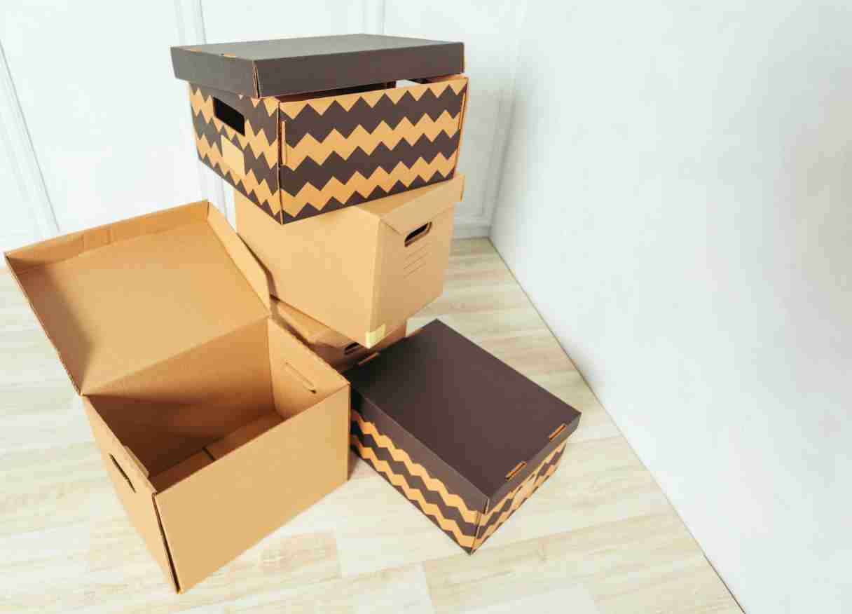 percetakan bandung Box Custom Packaging Solusi Inovatif untuk Branding dan Kemasan Produk Modern Salah satu bentuk kemasan yang paling populer dan efektif saat ini adalah box custom packaging — kemasan kotak yang didesain secara khusus sesuai kebutuhan dan karakter merek