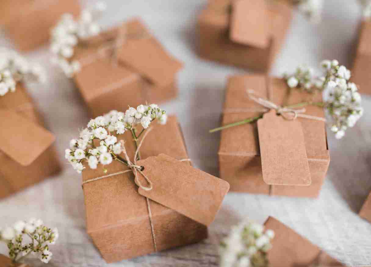 percetakan bandung Custom Box Souvenir Bandung Solusi Kemasan Eksklusif untuk Acara dan Bisnis Anda Bandung dikenal sebagai kota kreatif yang selalu menghadirkan beragam inovasi, termasuk dalam dunia percetakan dan kemasan. Salah satu produk yang semakin banyak dicari adalah custom box souvenir Bandung, yaitu kotak kemasan khusus yang dirancang