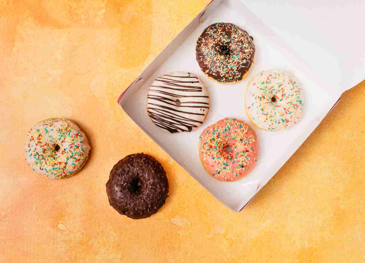 percetakan bandung Cetak Dus Donat Bandung Solusi Kemasan Profesional untuk UMKM Kuliner Cita rasa yang lezat bukan satu-satunya faktor keberhasilan dalam menjual donat — penampilan dan kemasan juga memegang peranan penting dalam menarik perhatian konsumen. Di sinilah layanan cetak dus donat Bandung menjadi solusi tepat bagi pelaku usaha yang ingin meningkatkan branding