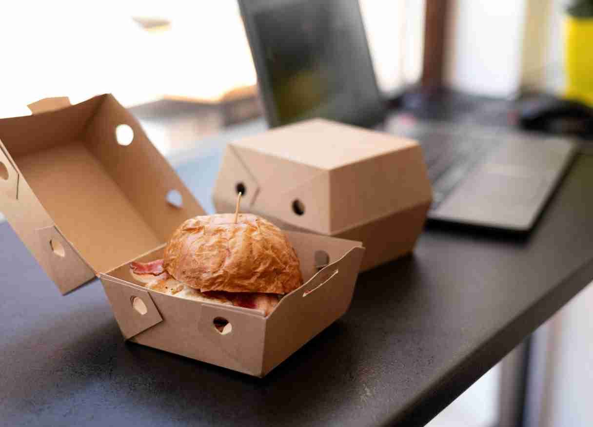 percetakan bandung Percetakan Box Makanan Solusi Kemasan Berkualitas untuk Bisnis Kuliner Modern Tampilan produk, khususnya kemasan, menjadi faktor penting yang sangat memengaruhi keputusan pembelian. Di sinilah peran percetakan box makanan menjadi sangat krusial