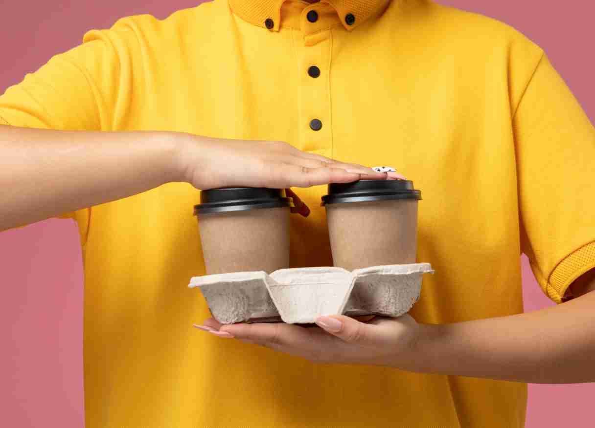 percetakan bandung Kemasan Makanan Minuman Peran Penting dalam Menjaga Kualitas Dalam industri kuliner yang semakin kompetitif, kemasan makanan minuman bukan lagi sekadar pembungkus produk. Kemasan kini menjadi bagian penting dari strategi pemasaran, perlindungan produk, serta identitas merek