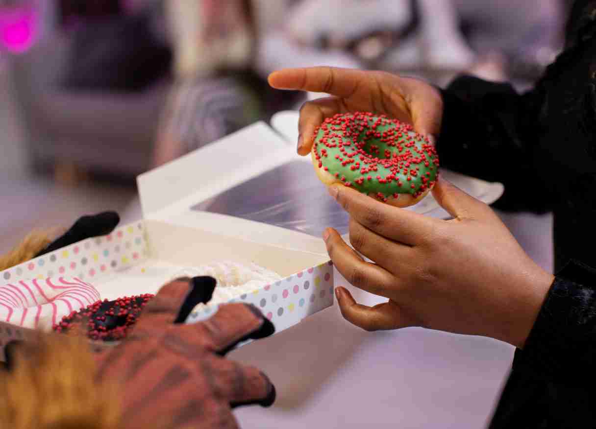 percetakan bandung Cetak Dus Donat Murah Solusi Kemasan Berkualitas untuk Bisnis Donat yang Lebih Profesional Bagi para pelaku usaha donat, memilih layanan cetak dus donat murah menjadi langkah yang tepat untuk meningkatkan nilai jual produk sekaligus memperkuat identitas merek. Dus donat yang menarik tidak hanya berfungsi sebagai wadah penyimpanan