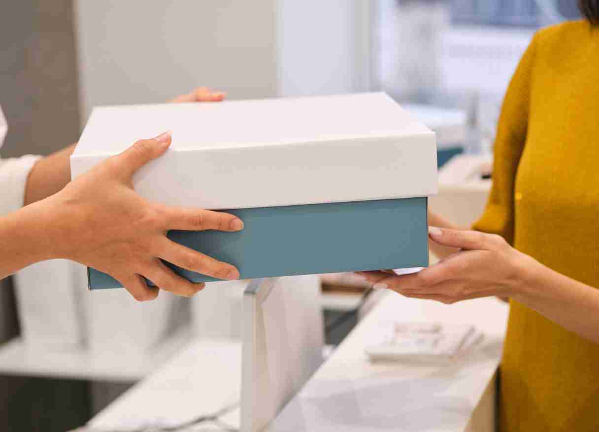 percetakan bandung Jasa Pembuatan Hardbox Bandung Berkualitas untuk Kemasan Produk Premium Kemasan telah menjadi bagian penting dari strategi pemasaran yang mampu meningkatkan nilai jual sekaligus membangun citra merek. Oleh karena itu, memilih jasa pembuatan hardbox Bandung menjadi langkah tepat bagi pelaku usaha yang ingin menghadirkan