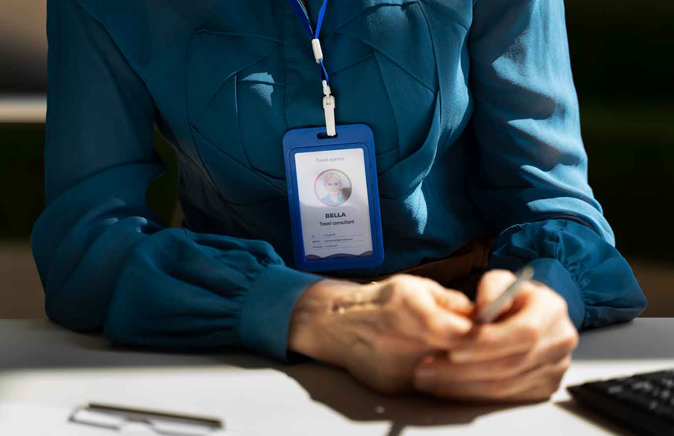 percetakan bandung Beberapa jenis Id card dan Fungsinya jenis ID card yang hanya berfungsi sebagai tanda pengenal. Maksudnya disini adalah di dalam ID card hanya tercantum nama, identitas, jabatan, nama perusahaan dan foto. Misalnya SIM ataupun KTP.