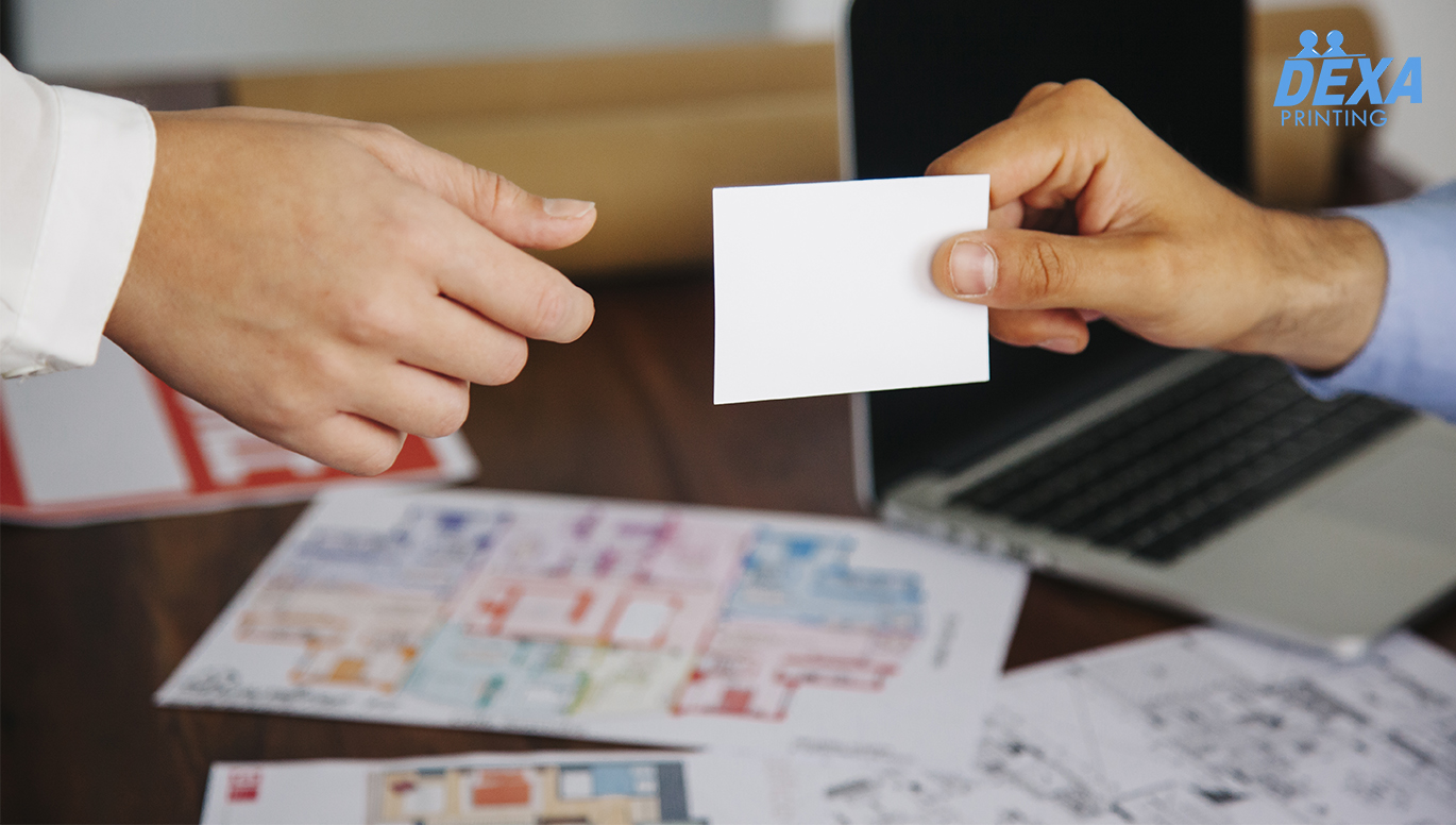 Cetak Kartu Nama - Mendengar kalimat kartu nama, yang terbayang dalam pikiran adalah kertas kecil berisi informasi. Meski terlihat ketinggalan zaman, namun kartu nama ini merupakan bagian terpenting terutama dalam dunia bisnis.