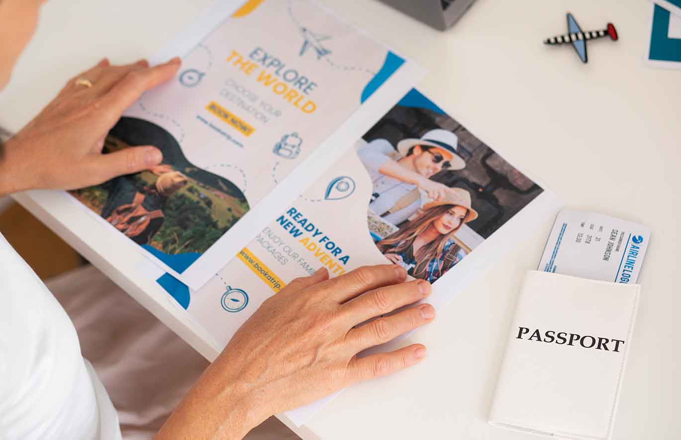 Cetak Brosur - Brosur dan Pamflet merupakan dua media promosi yang sering digunakan oleh perusahaan. Terkadang konsumen bingung dengan keberadaan brosur dan pamflet. Meskipun brosur dan pamflet memiliki fungsi yang sama, namun mereka memiliki perbedaan.