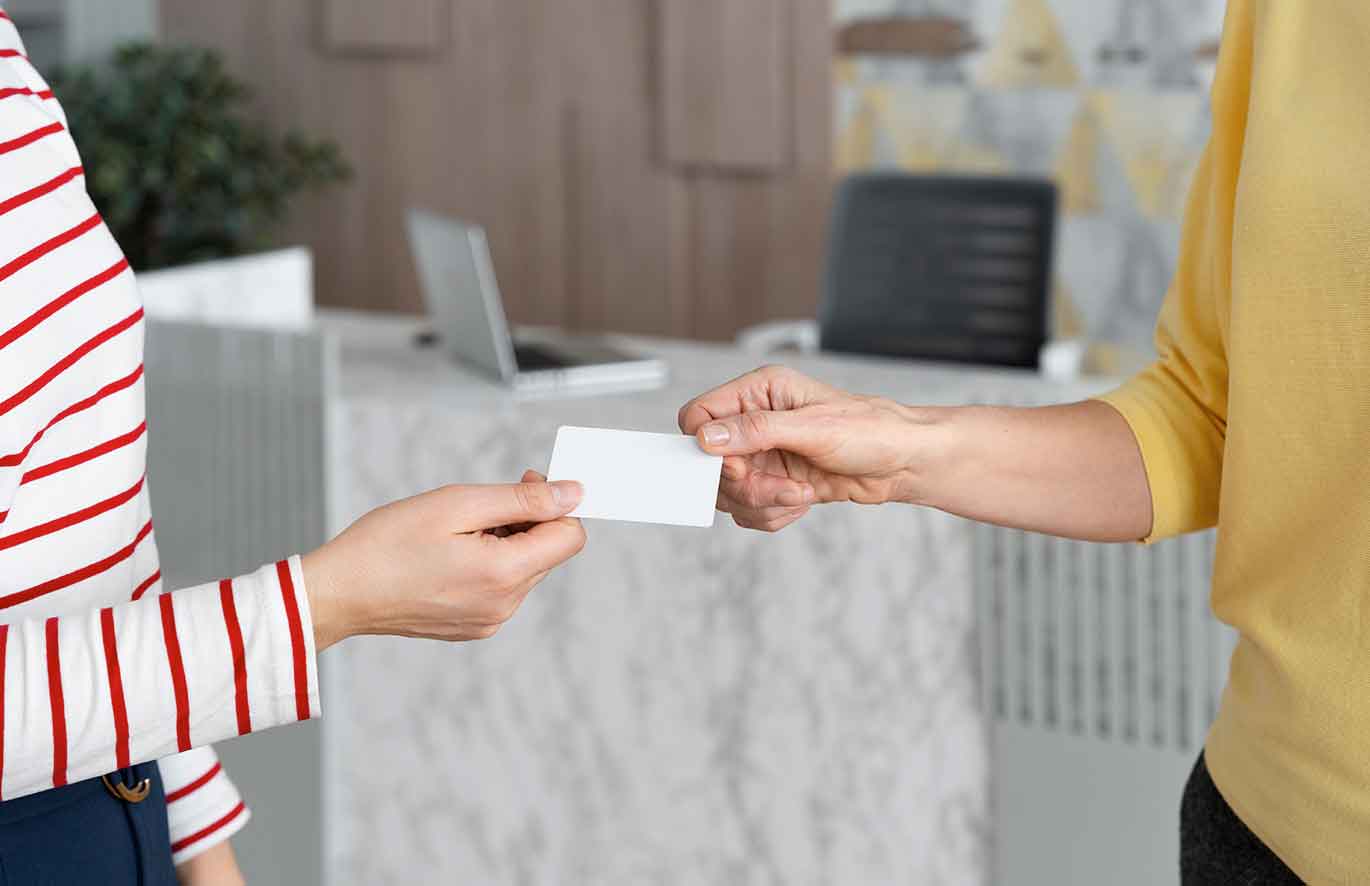 Mempunyai kartu nama keren pastinya menambah kepercayaan diri Anda saat memberikannya kepada orang lain. Terlebih lagi jika desain yang diterapkan sesuai dengan selera Anda, tidak heran jika sebuah kartu nama memberikan personal branding yang luar biasa untuk para pemiliknya.
