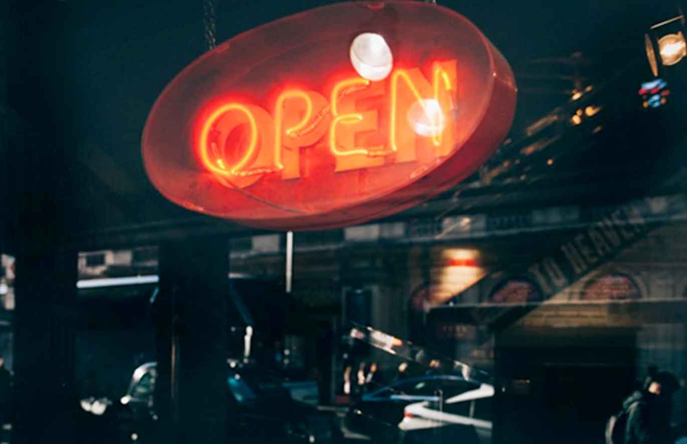 Neon box bulat merupakan salah satu alat promosi pemasaran visual yang efektif. Tampilannya yang unik memberikan daya tarik visual berbeda dan menjadi pilihan banyak orang.