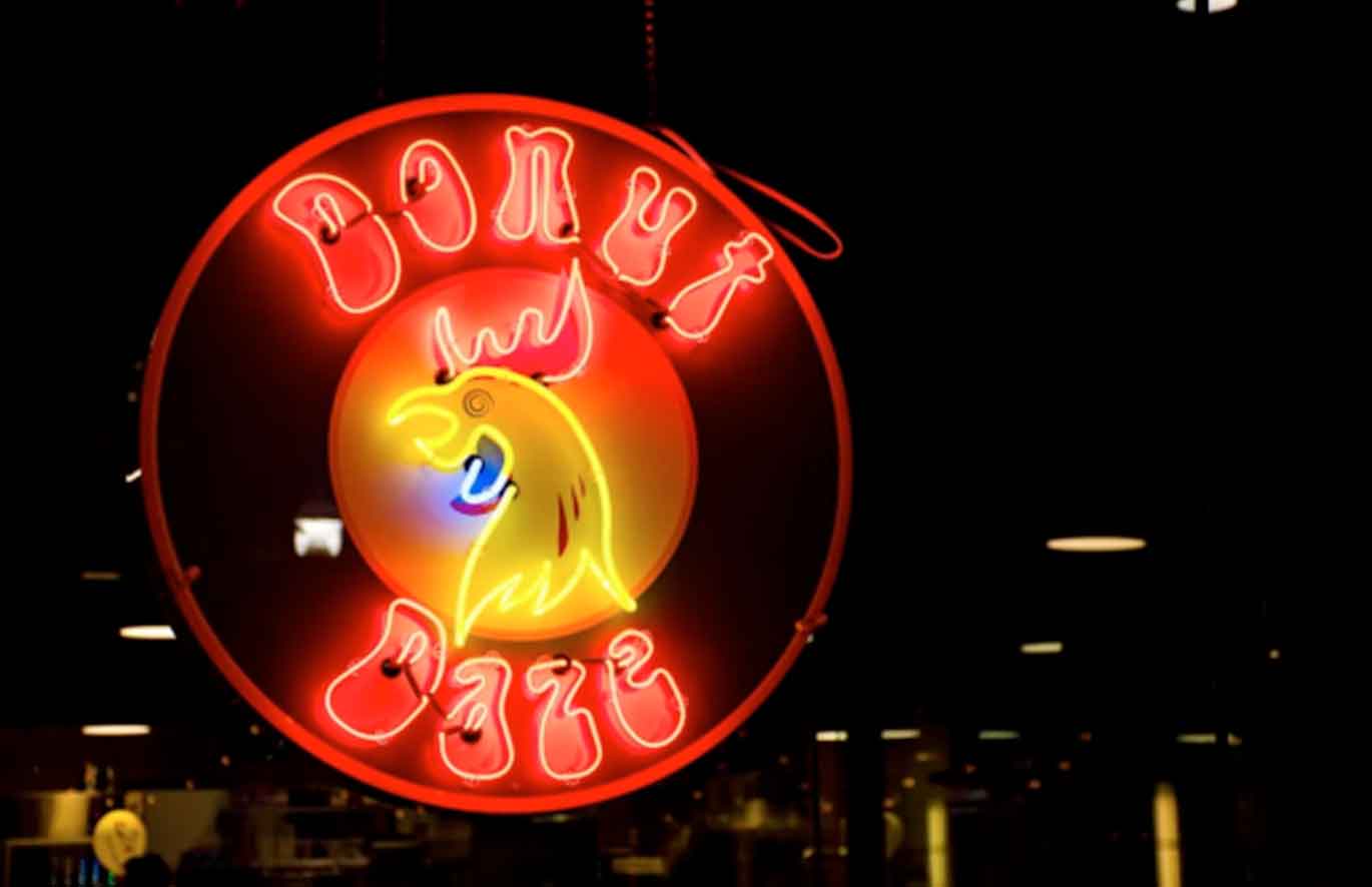 Neon box bulat Bandung menjadi semakin populer di kalangan pemilik bisnis yang ingin menonjolkan identitas mereka dengan cara yang unik dan menarik.