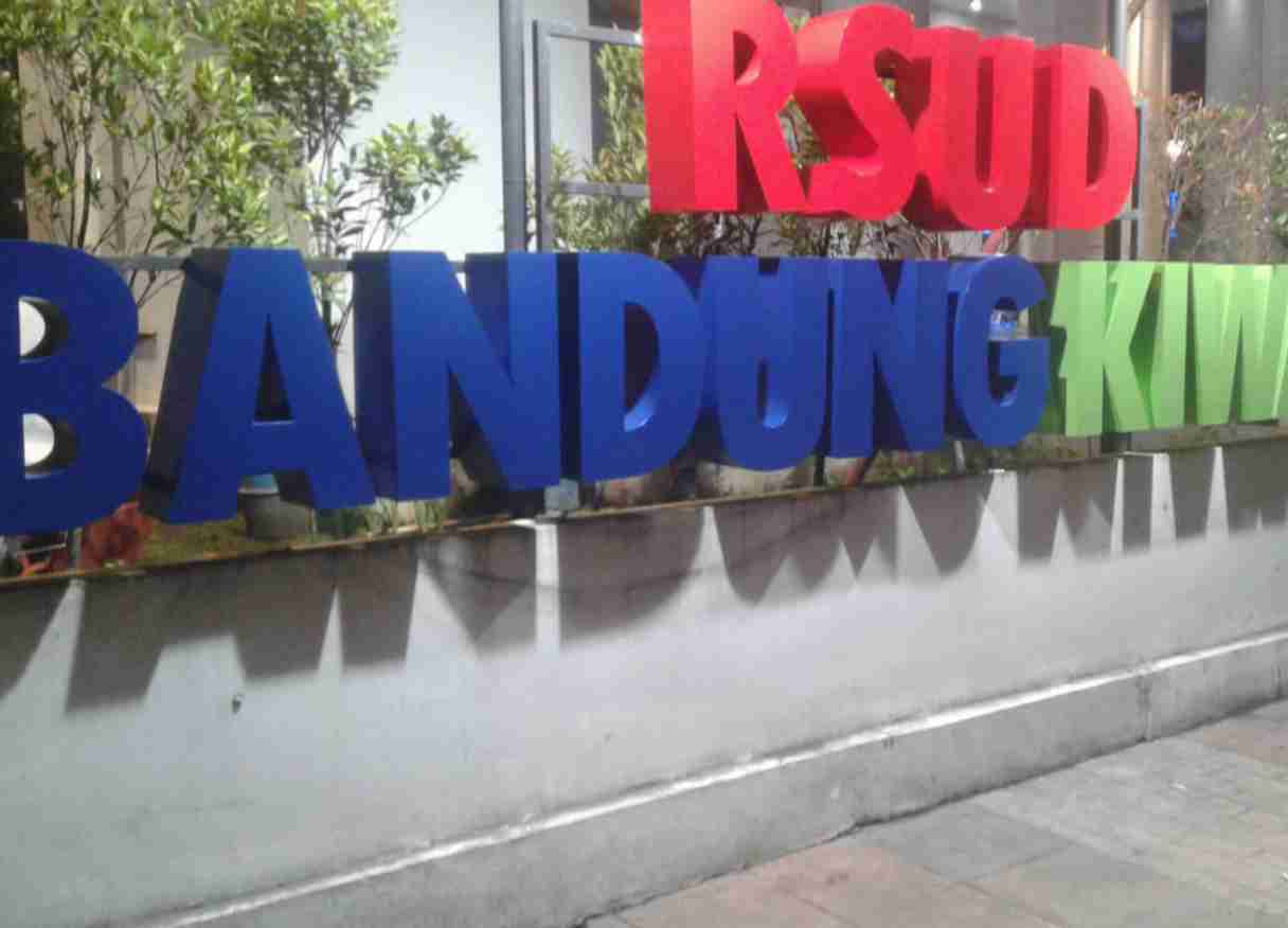 Saat ini ada banyak pelaku usaha yang memakai huruf timbul stainless untuk membuat logo bisnisnya. Hal ini terjadi bukan tanpa alasan mengingat huruf timbul sendiri memang memiliki