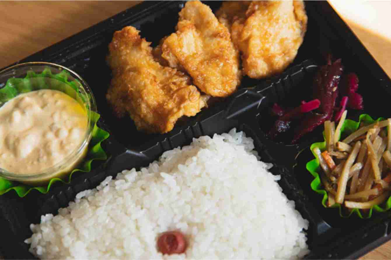 layanan cetak box nasi murah sudah bisa Anda temukan dengan mudah sekarang ini. Tentu saja ini dapat menjadi pilihan bagi masyarakat yang ingin membuat box nasi sesuai kebutuhan.