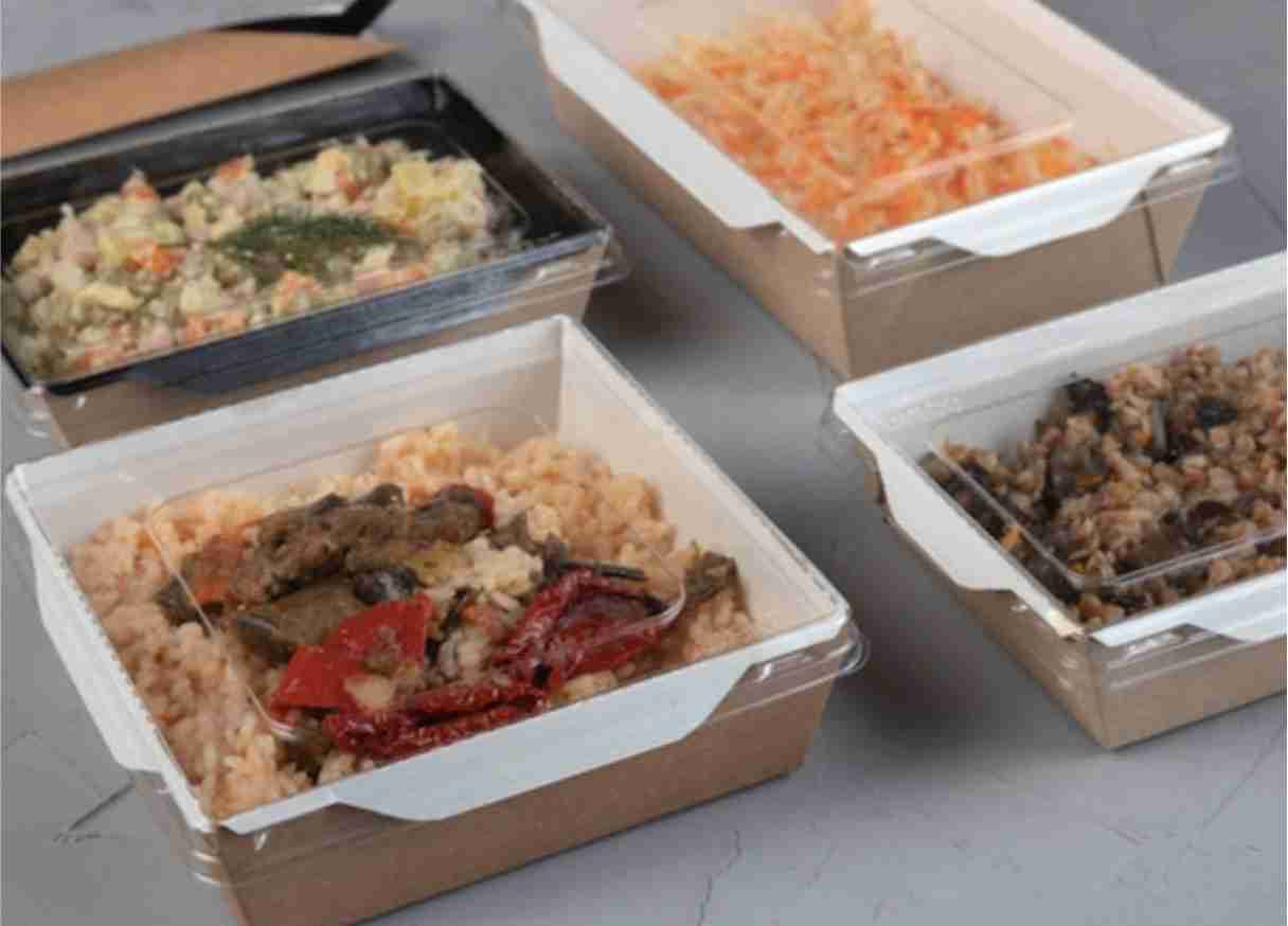 Harga cetak dus nasi wajib diketahui oleh produsen kuliner nasi kotak. Agar bisa dijadikan acuan untuk mengoptimalkan biaya saat menjalankan bisnis kuliner ini.