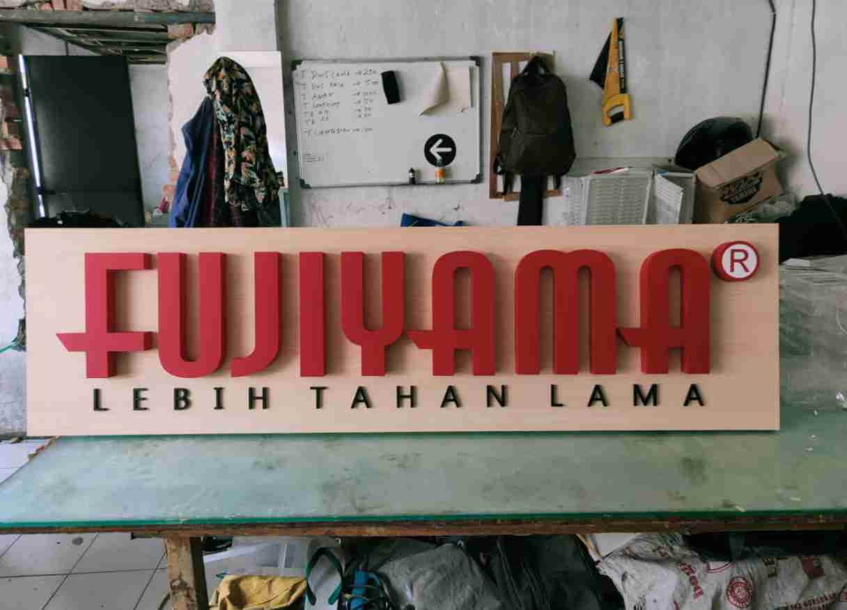 Huruf timbul kayu Bandung seringkali dipilih oleh pebisnis sebagai alternatif promosi bisnis yang mengusung tema vintage dan estetik. Harganya lebih murah dibandingkan dengan bahan lainnya.