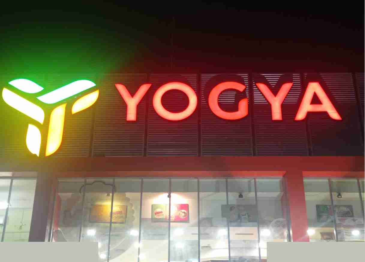 Kini semakin banyak media promosi atau iklan yang semakin kreatif, salah satunya menggunakan huruf timbul acrylic di Bandung. Huruf timbul kerap dianggap sederhana,