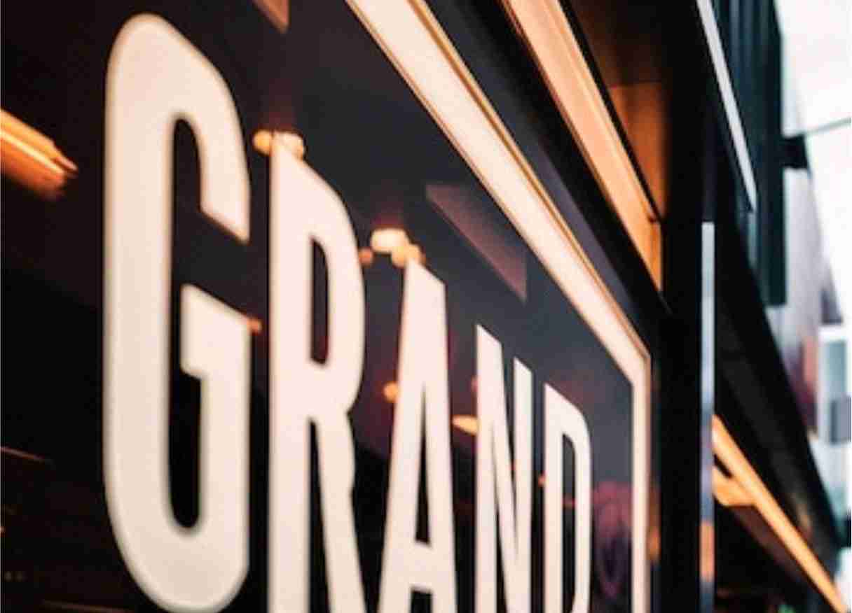 Salah satu cara menarik banyak calon konsumen saat akan memulai bisnis adalah dengan menggunakan opening billboard. Tujuannya agar konsumen terkesan dan ingin mendatangi pembukaan tersebut.