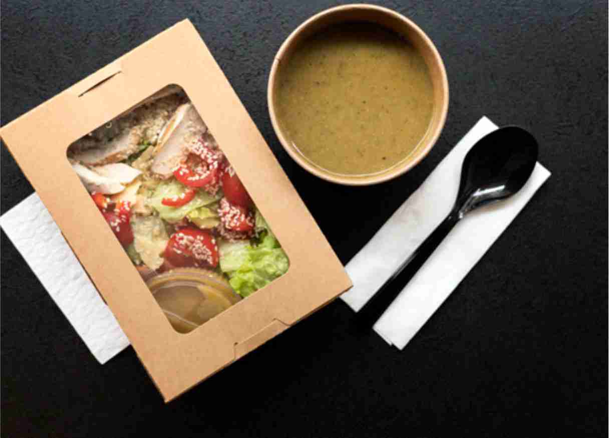 Cetak box makanan Bandung dengan desain unik dapat meningkatkan daya tarik produk sekaligus memberikan pengalaman yang lebih berkesan bagi pelanggan. Dari pemilihan warna hingga material 