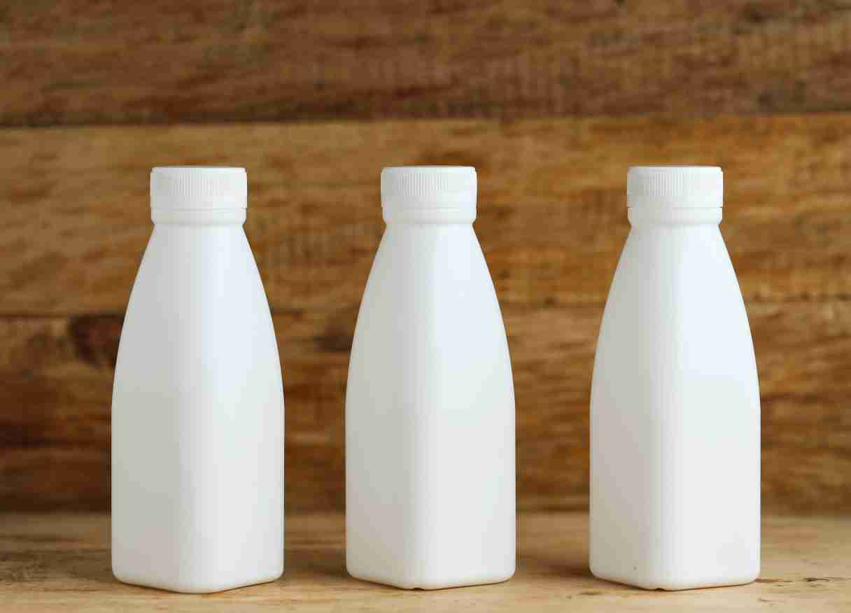 Dalam industri makanan, minuman, kosmetik, hingga farmasi, pemilihan kemasan yang tepat sangatlah penting. Salah satu jenis kemasan yang banyak digunakan adalah botol kemasan