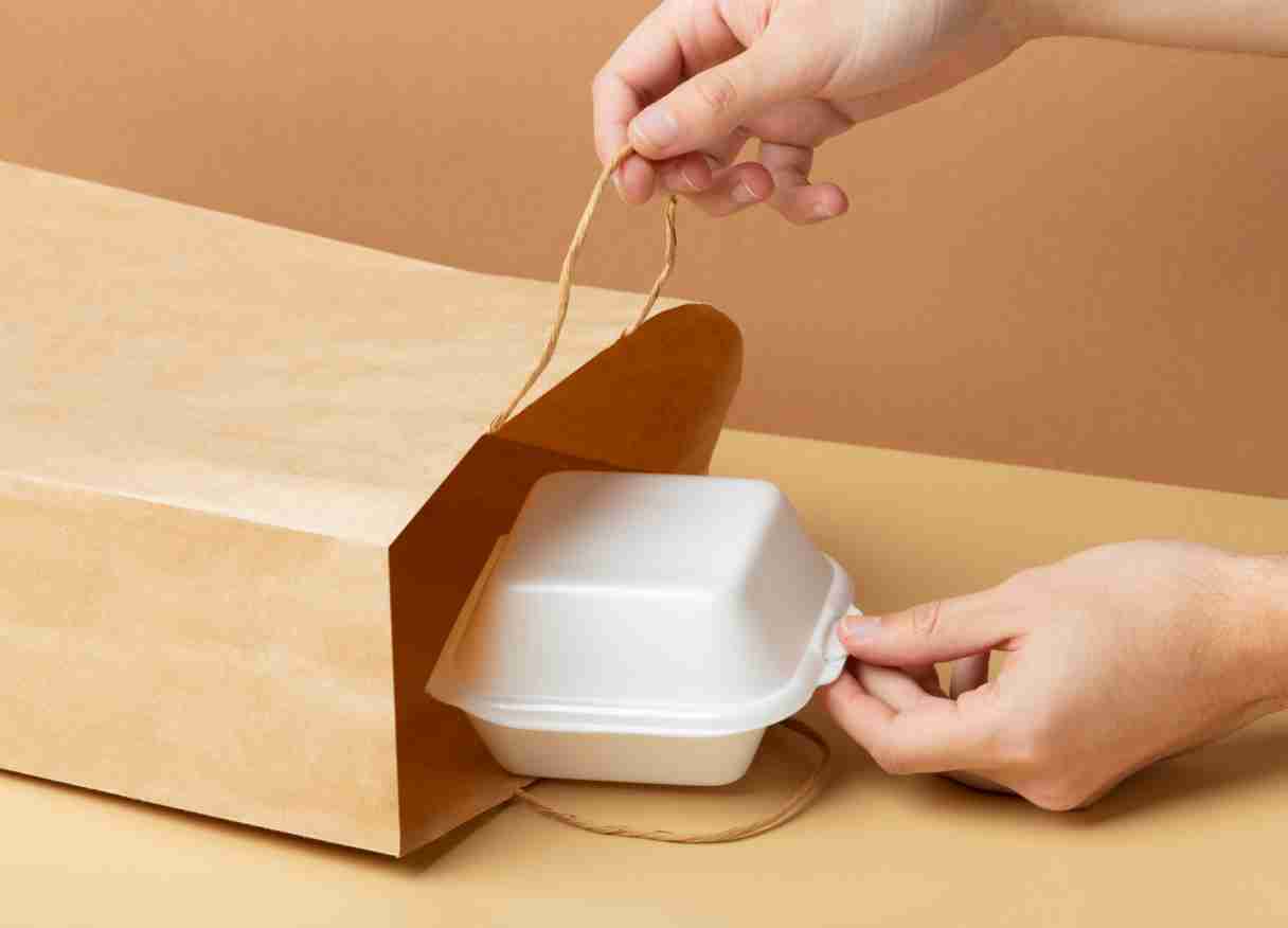 Dalam industri makanan, kemasan memegang peranan penting dalam menarik pelanggan dan menjaga kualitas produk. Percetakan dus makanan menjadi solusi terbaik bagi pelaku usaha kuliner yang