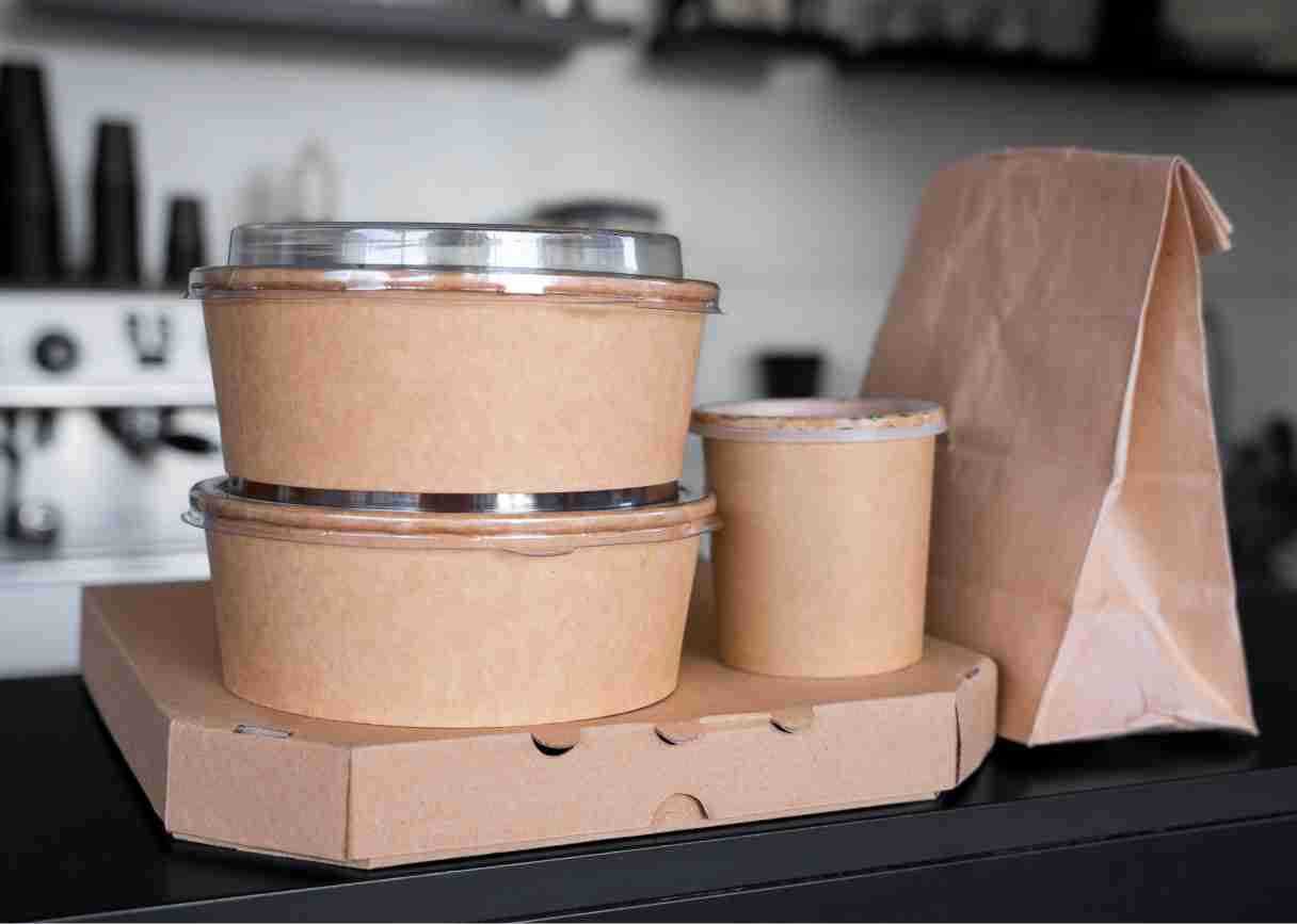Dalam industri kuliner yang semakin berkembang pesat, kemasan makanan memiliki peran penting dalam menarik perhatian konsumen. Memilih layanan cetak kemasan makanan Jakarta
