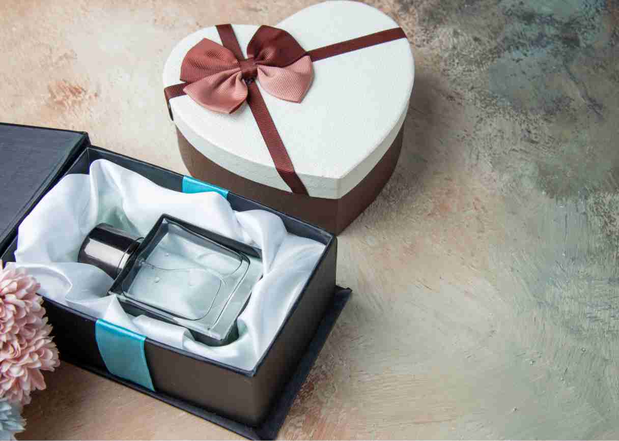 Salah satu elemen penting dalam kemasan parfum adalah Cetak dus parfum, yang berfungsi sebagai pelindung botol parfum serta alat pemasaran visual. Oleh karena itu, proses cetak dus parfum