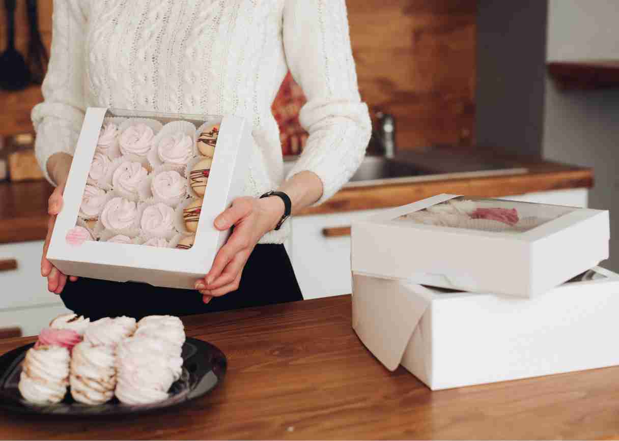 Tidak hanya sebagai pelindung produk, kotak kue juga berfungsi sebagai media branding yang efektif. Di sinilah peran percetakan kotak kue menjadi sangat penting. Dengan kemasan yang menarik dan profesional