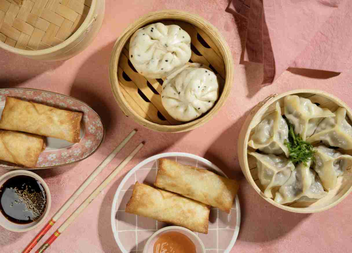 Di balik lezatnya rasa dimsum yang ditawarkan para pelaku usaha kuliner di Bandung, ada elemen penting yang turut memengaruhi daya tarik konsumen, yaitu kemasan dimsum Bandung yang unik