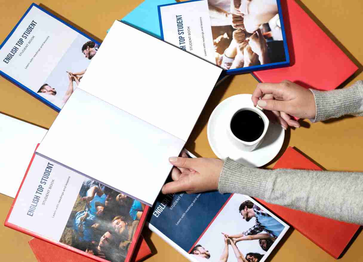Katalog merupakan media promosi yang efektif untuk menampilkan produk atau jasa dalam bentuk visual yang menarik dan informatif. Di kota kreatif seperti Bandung, permintaan akan pencetakan katalog terus meningkat, terutama dari pelaku usaha fashion, kuliner, teknologi
