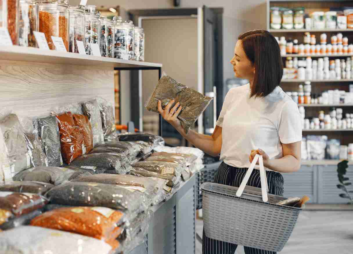 Tidak hanya melindungi produk, kemasan juga berfungsi sebagai media branding dan strategi pemasaran. Karena itu, keberadaan toko kemasan cantik Bandung menjadi solusi tepat bagi para pebisnis yang ingin menghadirkan produk dengan tampilan menarik