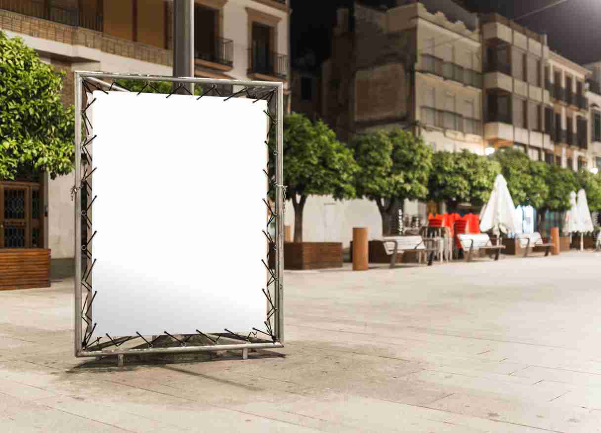 Di kota besar seperti Bandung, kebutuhan akan banner stand outdoor terus meningkat, baik untuk kegiatan pameran, event, promosi toko, maupun kampanye bisnis skala besar. Artikel ini akan membahas secara lengkap tentang keunggulan, jenis, bahan, serta tempat terbaik untuk banner stand outdoor Bandung