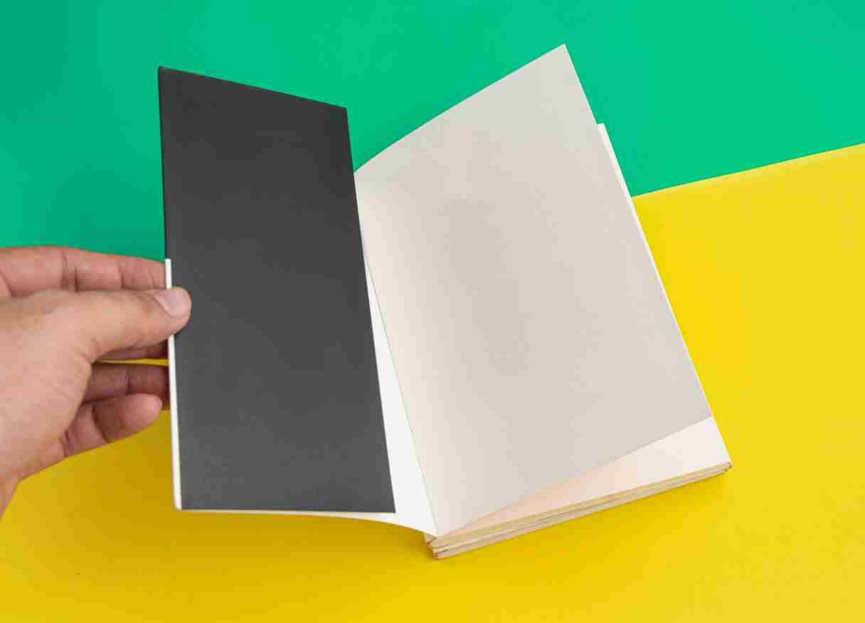 Di Bandung, kebutuhan akan layanan cetak buku soft cover Bandung terus meningkat seiring berkembangnya industri kreatif, pendidikan, dan bisnis. Soft cover dipilih karena fleksibel, ringan, dan ekonomis namun tetap terlihat profesional