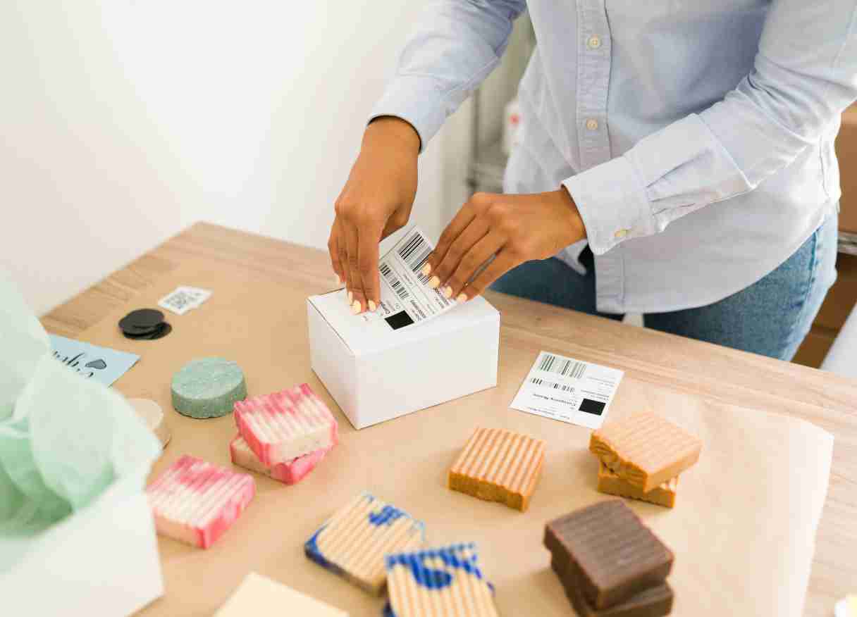 Salah satu cara paling efektif dan terbukti meningkatkan nilai jual produk adalah dengan menggunakan custom packaging. Di kota kreativitas seperti Bandung, layanan custom packaging Bandung semakin berkembang pesat dan menjadi pilihan utama berbagai jenis bisnis
