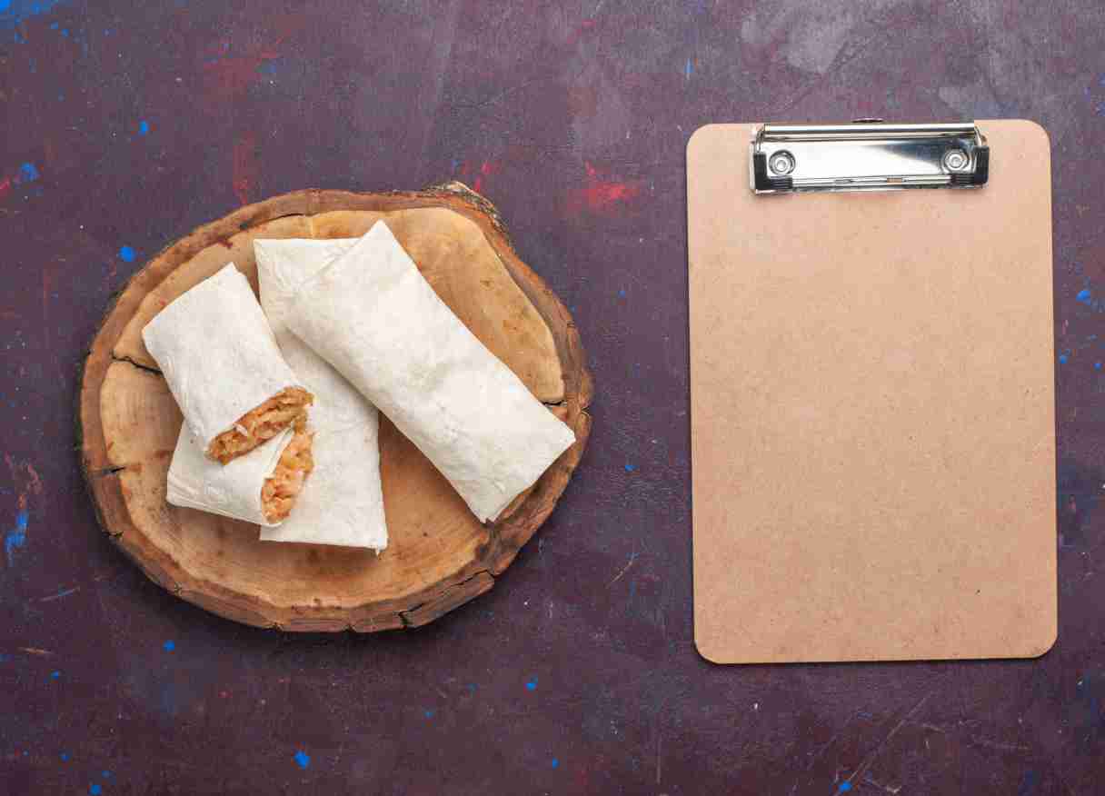 Namun, selain rasa yang enak, faktor kemasan juga memiliki peran penting dalam menunjang kesuksesan bisnis kebab. Oleh karena itu, layanan cetak kemasan kebab menjadi solusi bagi para pelaku usaha yang ingin tampil