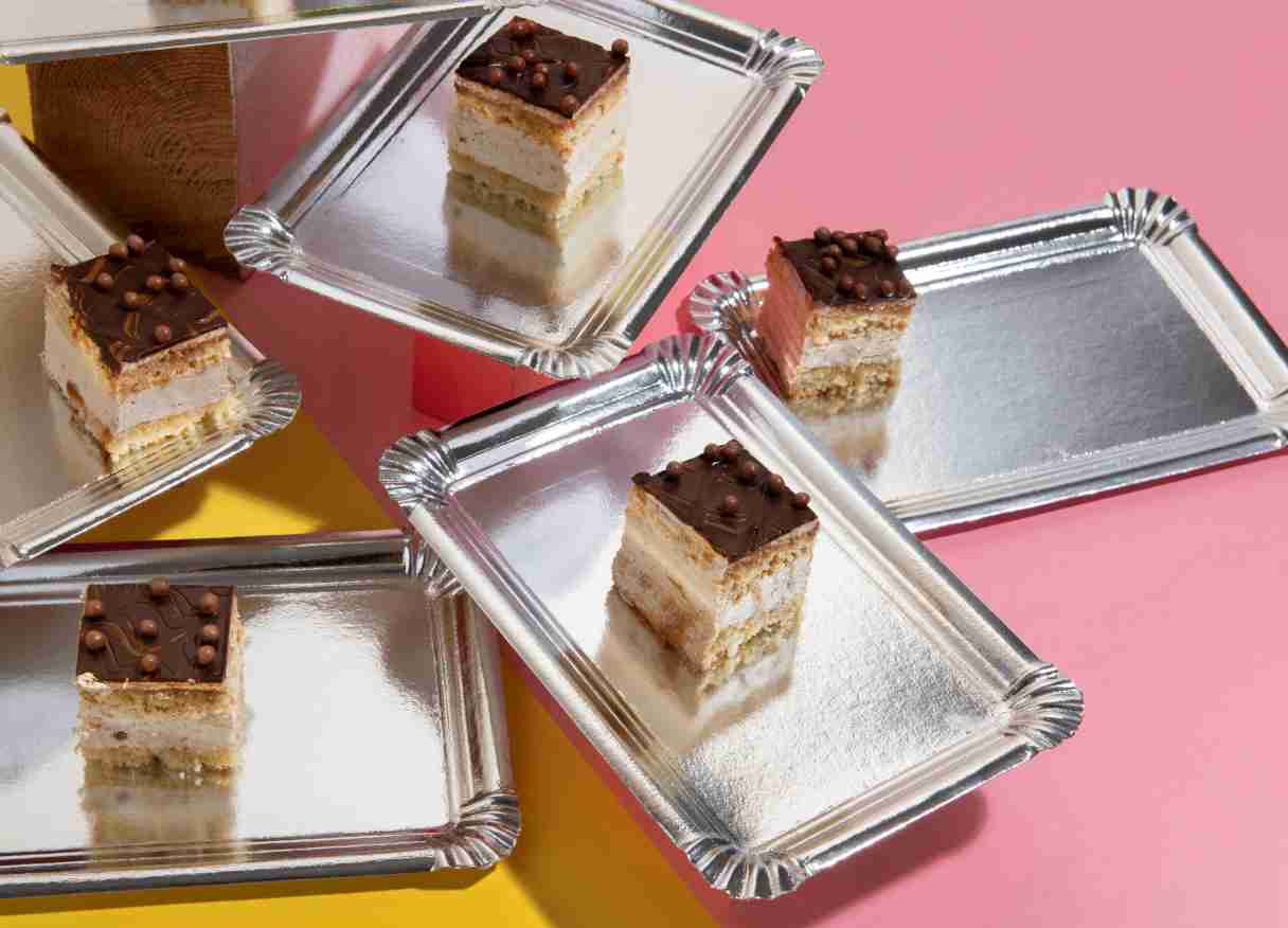 Salah satu kebutuhan utama bagi pelaku usaha bakery, cake shop, dan UMKM makanan adalah menemukan percetakan dus kue terdekat yang mampu menyediakan kemasan berkualitas, menarik, dan terjangkau