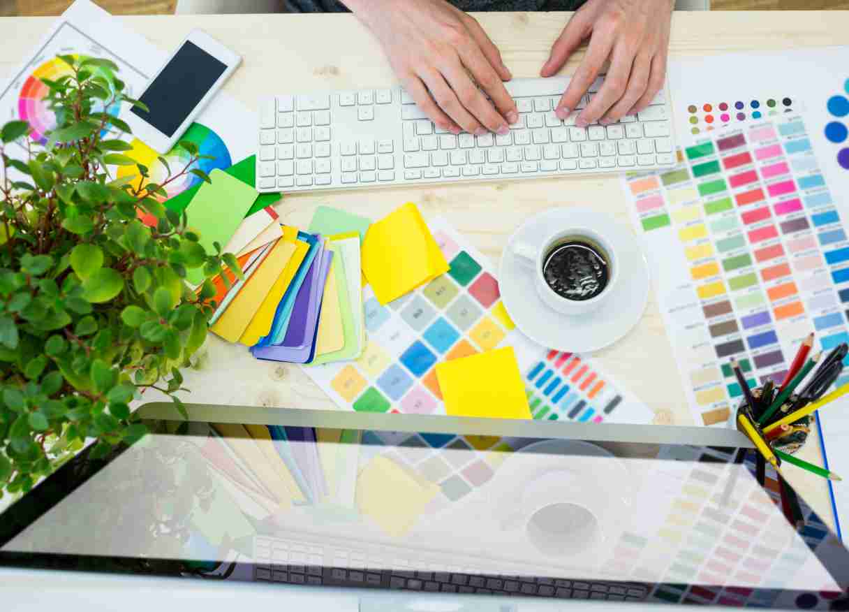 Tidak hanya melayani kebutuhan bisnis, percetakan modern juga menjadi solusi untuk keperluan personal seperti undangan, merchandise, hingga kebutuhan kreatif lainnya.