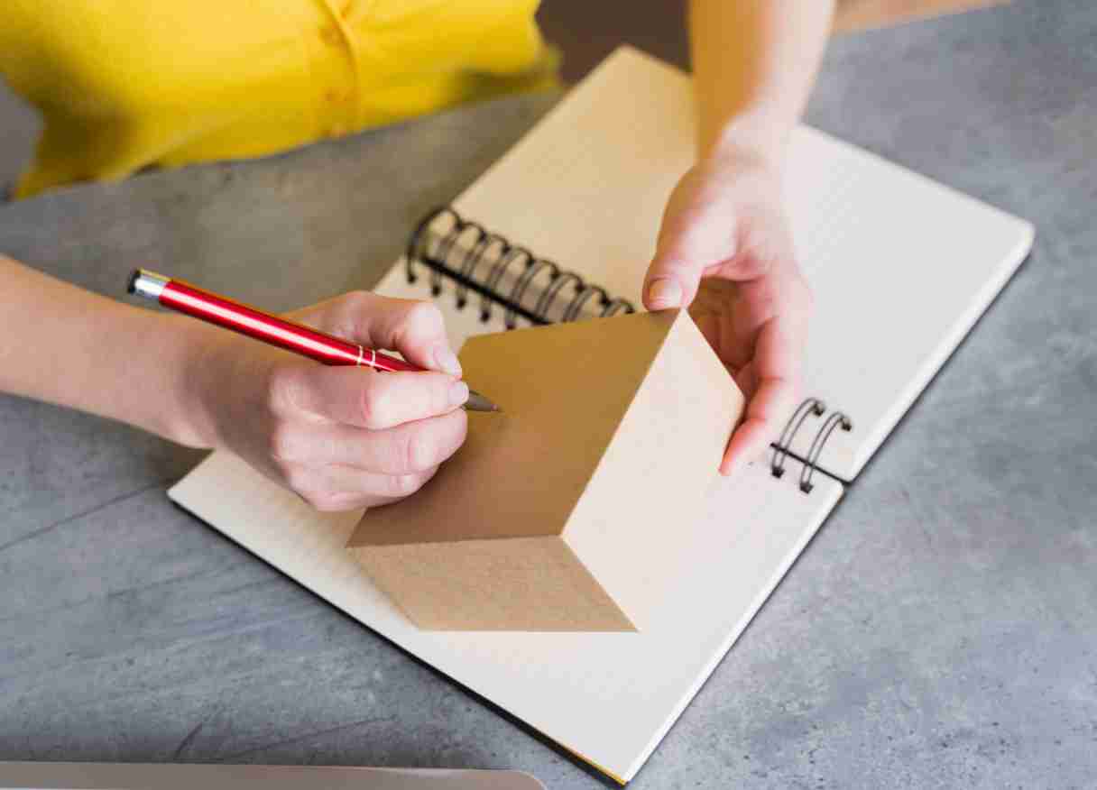 Banyak pelaku usaha kini mencari layanan cetak box custom terdekat untuk mendapatkan kemasan yang sesuai dengan kebutuhan brand mereka. Dengan kemasan yang menarik dan berkualitas