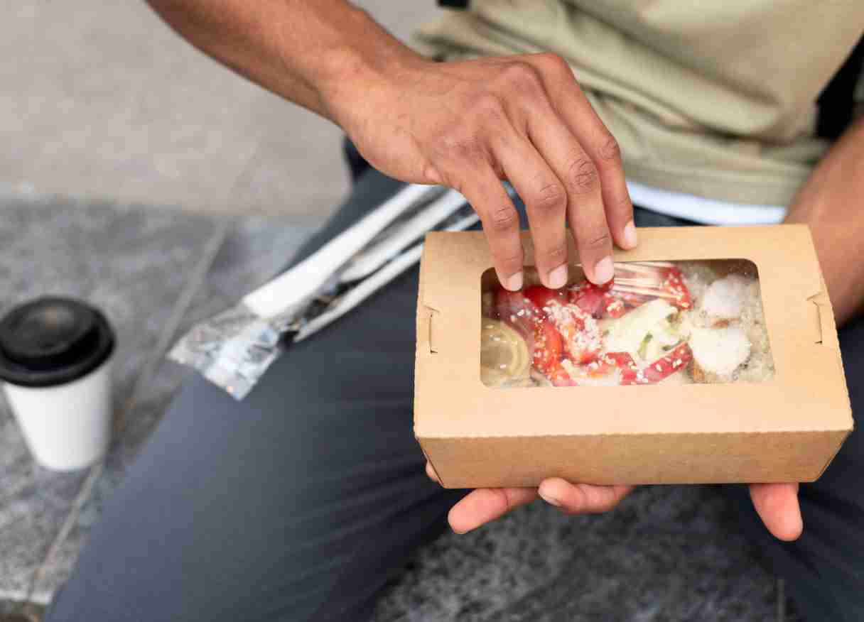 Salah satu elemen penting yang sering menjadi penentu kesan pertama pelanggan adalah kemasan. Di sinilah layanan cetak dus catering Bandung menjadi solusi tepat untuk meningkatkan nilai jual produk Anda