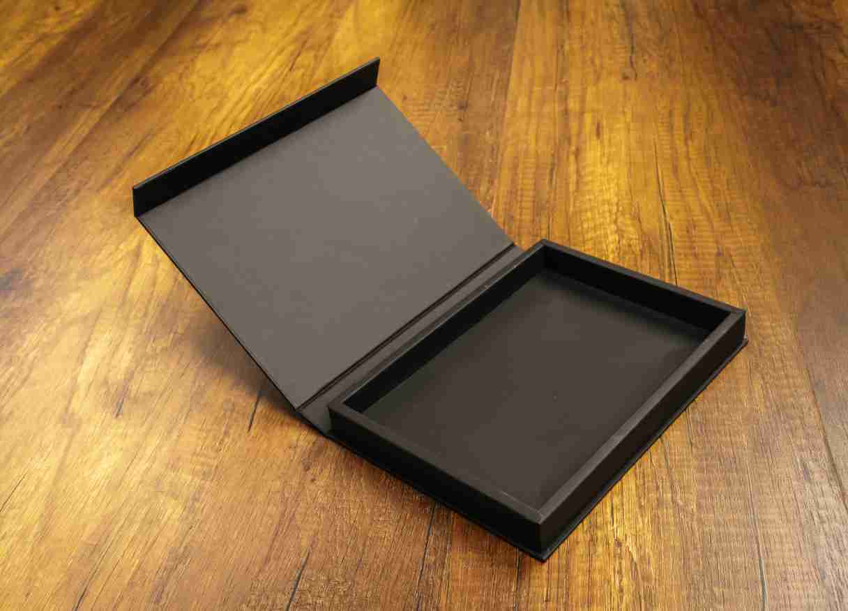 Salah satu jenis kemasan premium yang banyak digunakan saat ini adalah hardbox magnet. Bagi Anda yang sedang mencari hardbox magnet Bandung, memilih percetakan profesional adalah langkah tepat 