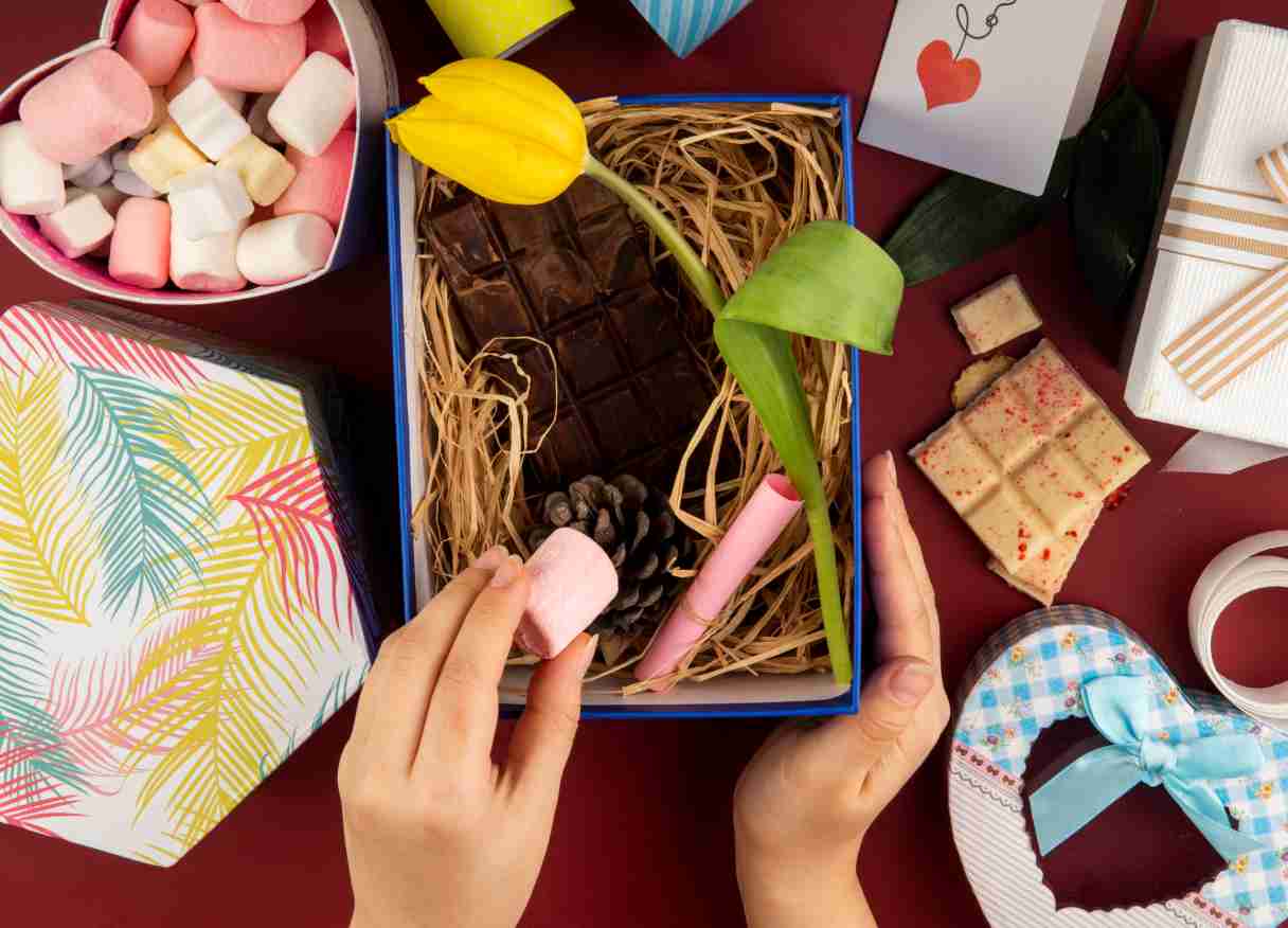 Custom box hampers Bandung menjadi pilihan terbaik bagi pelaku usaha maupun individu yang ingin memberikan kesan istimewa melalui kemasan premium. Di tengah persaingan bisnis yang semakin ketat, kemasan tidak lagi hanya berfungsi sebagai pelindung 