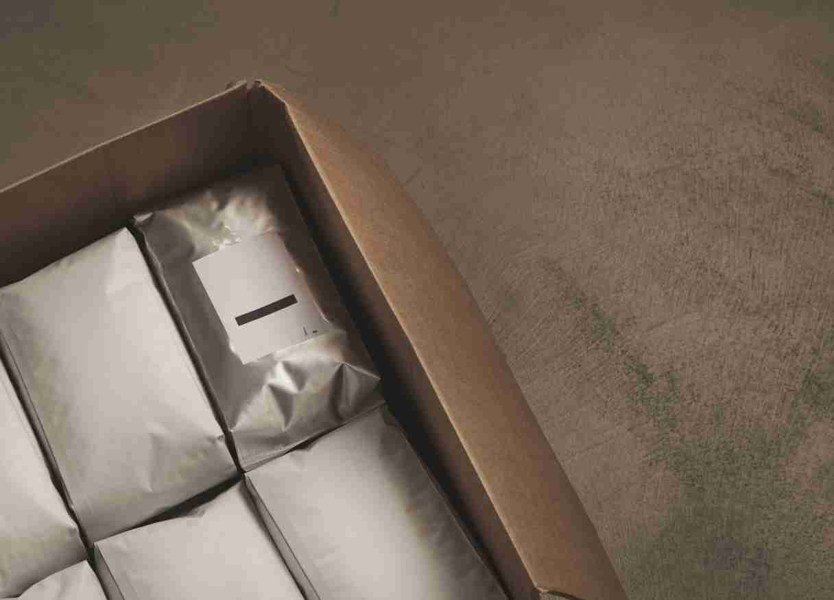 Salah satu jenis kemasan yang kini banyak digunakan oleh berbagai industri adalah cetak kemasan paper foil. Kemasan ini menawarkan tampilan yang elegan, mewah, dan profesional sehingga sangat cocok untuk produk makanan, minuman, kosmetik, hingga souvenir