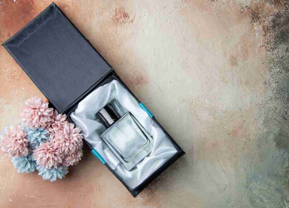Tidak hanya berfungsi sebagai pelindung produk, kemasan juga menjadi identitas merek yang mampu menarik perhatian calon pembeli. Oleh karena itu, banyak pelaku bisnis memilih hardbox parfum Bandung sebagai solusi kemasan premium