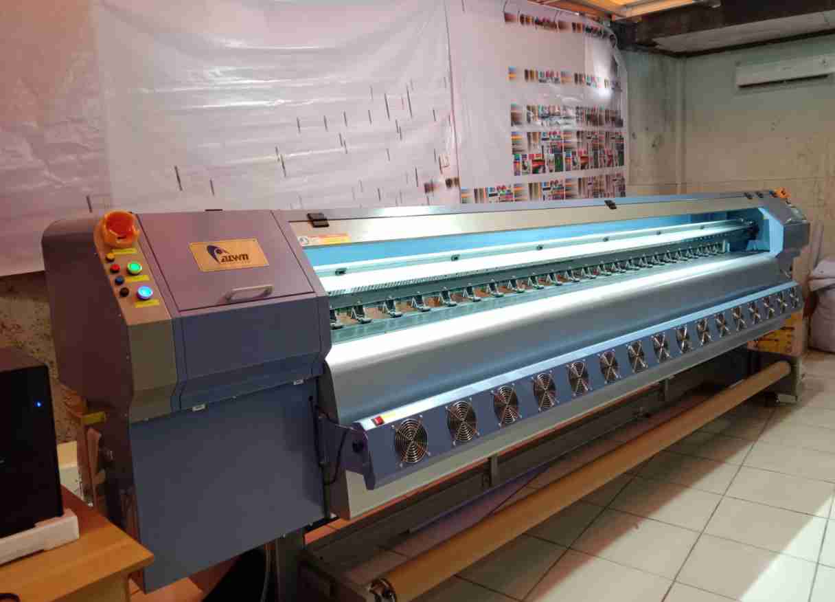 Dengan ukuran yang fleksibel, desain yang menarik, serta biaya produksi yang relatif terjangkau, spanduk dapat digunakan untuk berbagai kebutuhan, mulai dari promosi bisnis, event, hingga informasi publik. Bagi Anda yang sedang mencari layanan cetak spanduk Bandung, memilih percetakan yang tepat