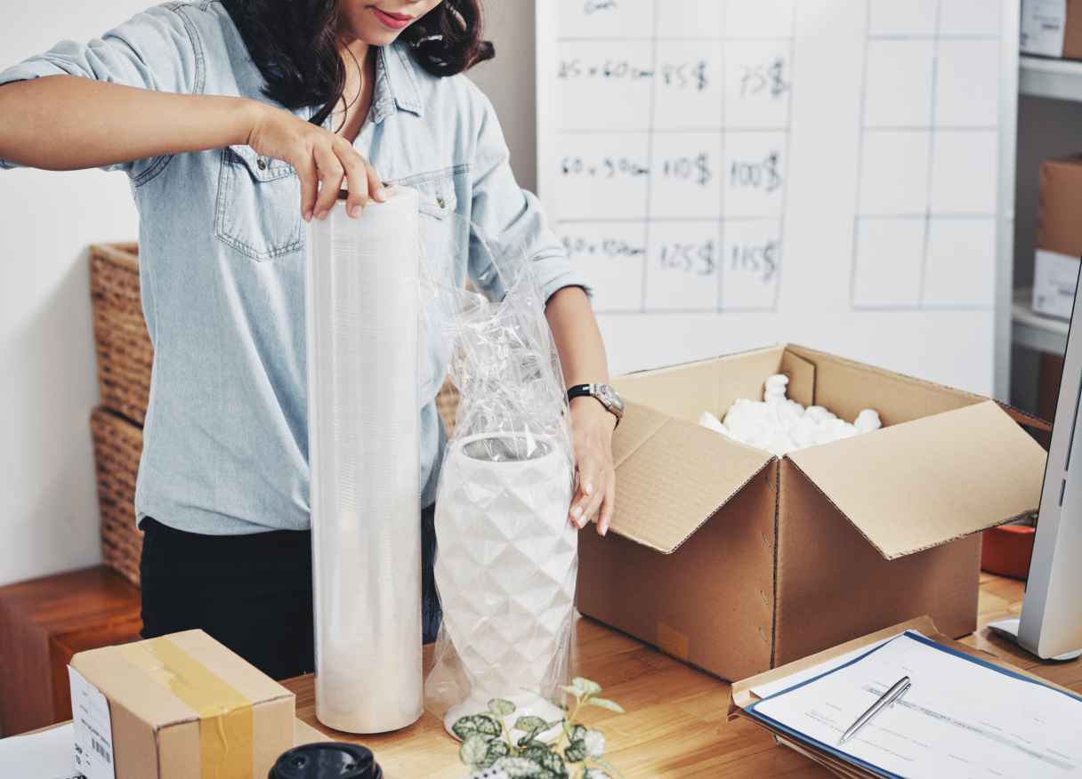 Kemasan yang menarik dapat membuat produk terlihat lebih profesional, meningkatkan daya tarik di rak penjualan, serta memberikan pengalaman yang lebih baik kepada pelanggan. Karena itu, memilih jasa percetakan packaging Bandung yang tepat menjadi langkah
